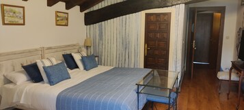 Cubrecamas, sistema de insonorización, wifi gratis y ropa de cama