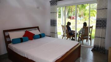 Habitación doble, vistas a la montaña | Caja fuerte, escritorio, espacio para trabajar con un portátil