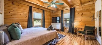 Spacious Cozy Cabin Retreat on 5-Acres with HotTub!
