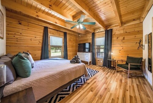 Hot Tub Cabin • Spacious 5-Acre Forest Retreat