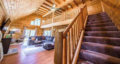 Private 5-Acre Cabin with Hot Tub