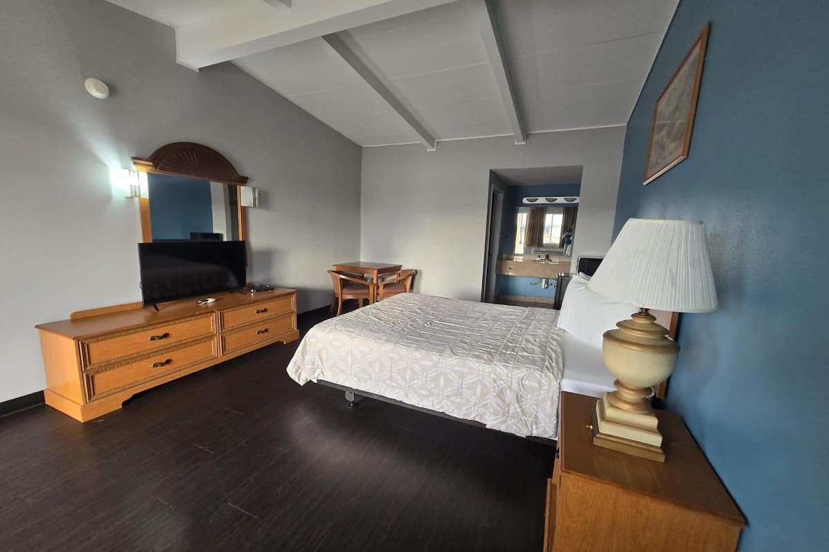 Standard Room, 1 Queen Bed, Non Smoking | Desk, laptop workspace, blackout drapes, soundproofing