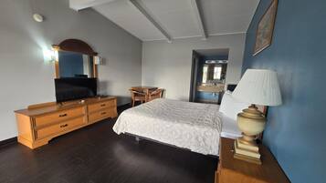 Standard Room, 1 Queen Bed, Non Smoking | Desk, laptop workspace, blackout drapes, soundproofing