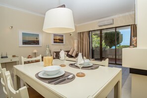 Dining - Alporchinhos 840 Algarve (Porches)