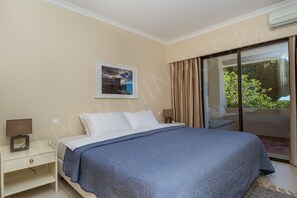 1 quarto, cofres nos quartos, ferros/tábuas de passar roupa