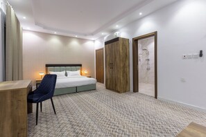 Ropa de cama de alta calidad, minibar y tabla de planchar con plancha 