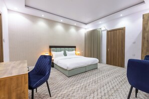 Ropa de cama de alta calidad, minibar y tabla de planchar con plancha 