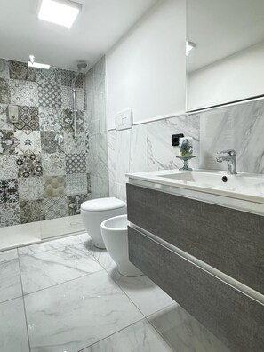 Dusche, Haartrockner, Bidet, Handtücher
