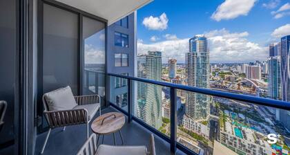 Downtown 1BR Apt with Skyline Views