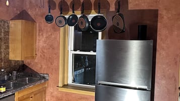 Een koelkast, een magnetron, een oven, een kookplaat