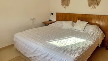 1 dormitorio, tabla de planchar con plancha, wifi y ropa de cama