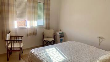 1 slaapkamer, een strijkplank/strijkijzer, wifi, beddengoed