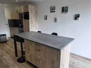 Micro-ondes, four, plaque de cuisson, lave-vaisselle