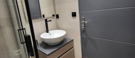 Séchoir à cheveux, serviettes fournies, papier de toilette
