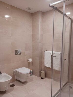 Dusche, Haartrockner, Handtücher