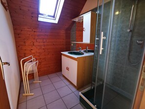 Douche, sèche-cheveux, serviettes fournies, savon