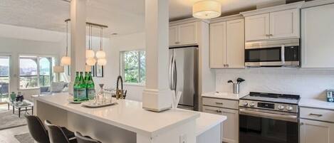 Refrigerador, microondas, horno y parrilla de estufa