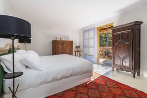 8 bedrooms, iron/ironing board, Internet, bed sheets