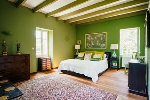 7 bedrooms, iron/ironing board, internet, bed sheets