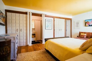 7 bedrooms, iron/ironing board, internet, bed sheets