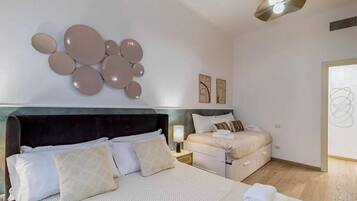 3 bedrooms, iron/ironing board, internet, bed sheets