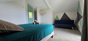 คลาสสิกอพาร์ทเมนท์, ระเบีย  ง, เห็นวิวทะเลบางส่วน | 2 ห้องนอน, Wi-Fi ฟรี