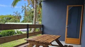 Appartement Classique, balcon, vue partielle sur la mer | Terrasse/Patio