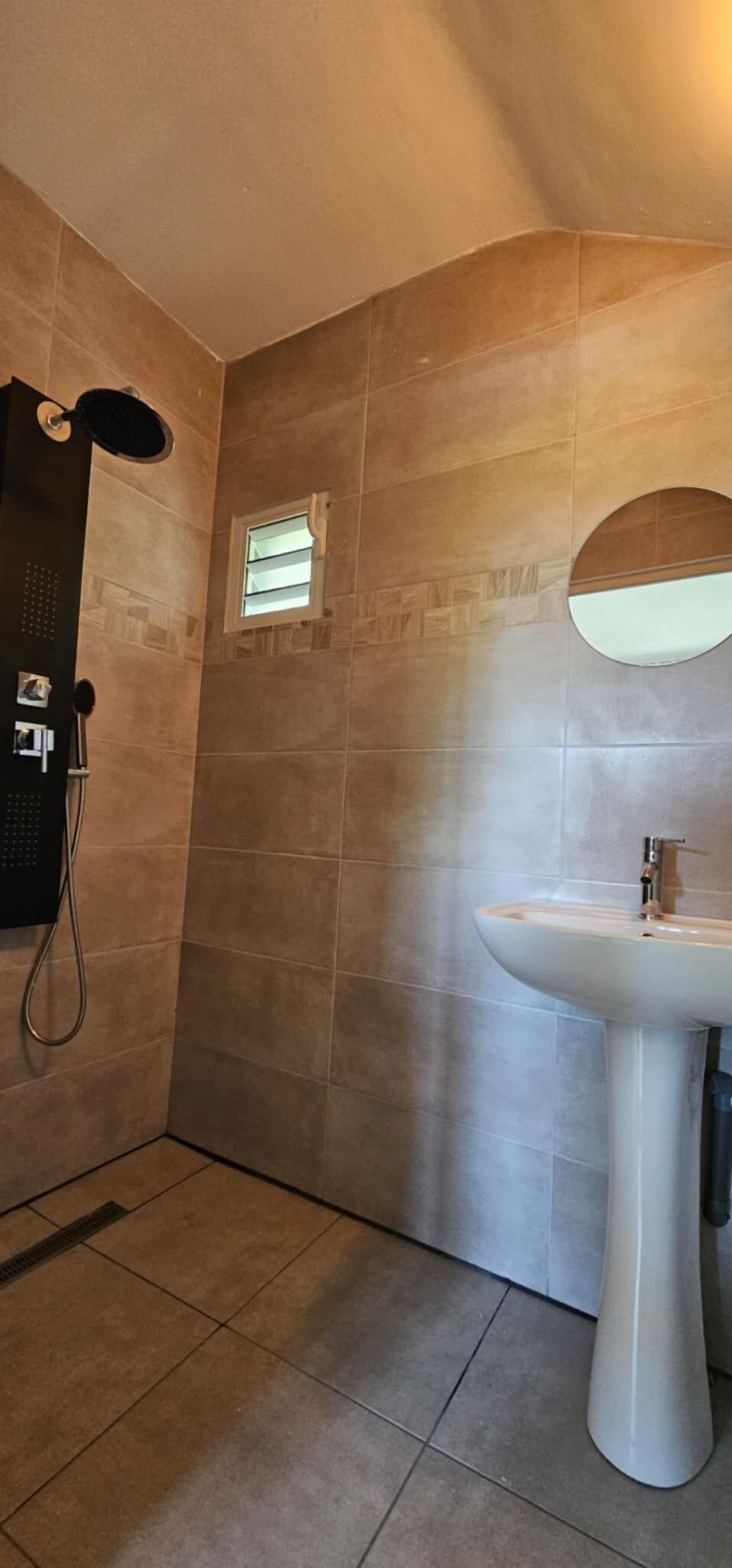 Appartement Classique, balcon, vue partielle sur la mer | Salle de bain | Douche