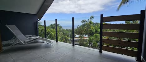 Apartamento clásico, balcón, vistas parciales al mar | Terraza o patio
