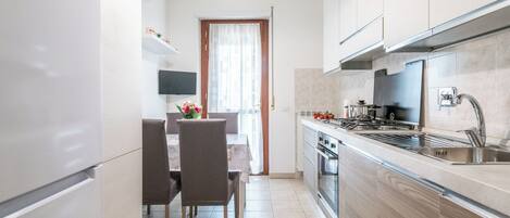 Frigorífico, microondas, horno y placa de cocina