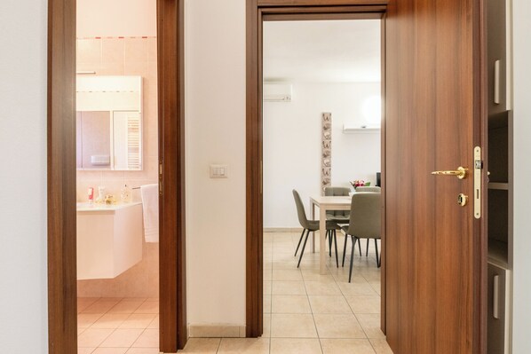 Dining - Grace's House - Two Bedroom Apartment, Sleeps 6 (Pisa)