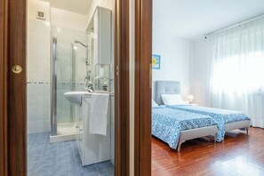 Dusche, Haartrockner, Bidet, Handtücher