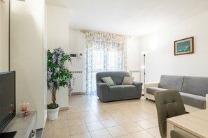 Smart TV - Grace's House - Two Bedroom Apartment, Sleeps 6 (Pisa)