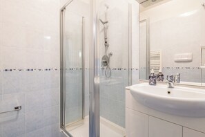 Ducha, secador de pelo, bidet, toallas