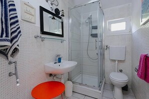 Apartment | Bathroom | Shower, hair dryer, towels, toilet paper - Marinero-sea Breeze Escape in Zuljana (Ston)