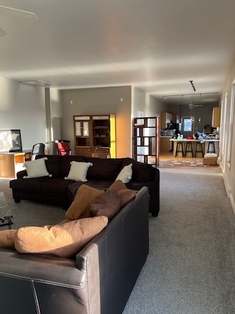 Smart TV, DVD player, books, computer monitors. 2-bedroom apartment w/WiFi in Downtown Berlin Above a Coffee Shop!