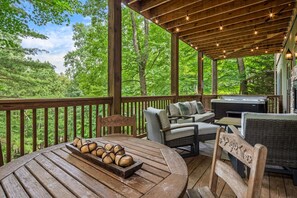Outdoor dining - Luxury 4BR mountain home with hot tub, shuffleboard, gated community & views. (Burnsville)