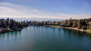 Un lac entouré de bâtiments résidentiels, avec des quais et des bateaux.