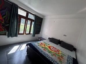 6 bedrooms, WiFi - Formosa Offbeat Art House Kasol wit best view &vibes (Kasol)