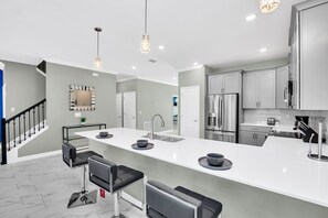 Een koelkast, een microgolfoven, een oven, een kookplaat