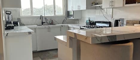 Frigorífic, microones, forn i placa de cuina