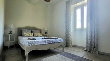 4 bedrooms, iron/ironing board, bed sheets