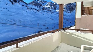 A balcony with a view of a snowy mountain landscape, including ski slopes and a chairlift. - T2 swimming pool, terrace, private parking R. Pic du Midi (Bagnères-de-Bigorre)