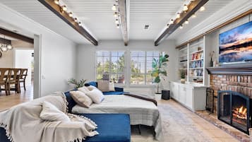 Smart TV, chimenea, monitor de computadora y impresora