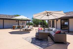 Outdoor dining - 3 House Estate- Family Adventureland, sleeps 20+ (Vista)