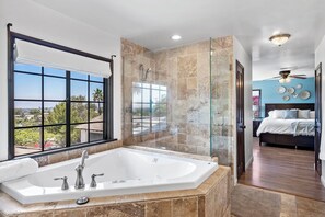 Douche, baignoire à remous, séchoir à cheveux, serviettes fournies