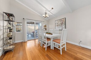 Dining - Entire condo in Bakersfield with WiFi, AC (Bakersfield)
