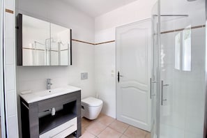 Shower, towels