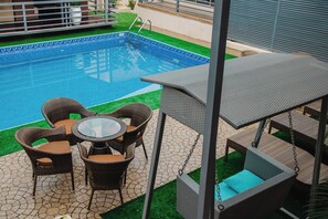Bar en la piscina