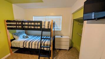 2 habitaciones, tabla de planchar con plancha, wifi y ropa de cama